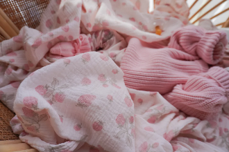 Frill Muslin Blanket | Strawberries